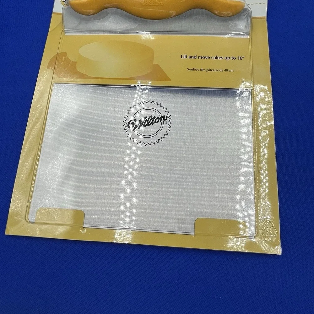 New Wilton Cake Lifter for Cakes up to 16 in, also Cookies, Pizza Baking Tool